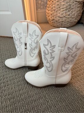 Girls size 2 white cowgirl boots never worn